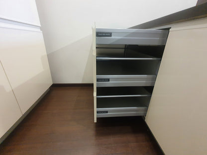 Expo 3 Sole Magnolia Kitchen with Island – Showroom Model in Flat-Pack