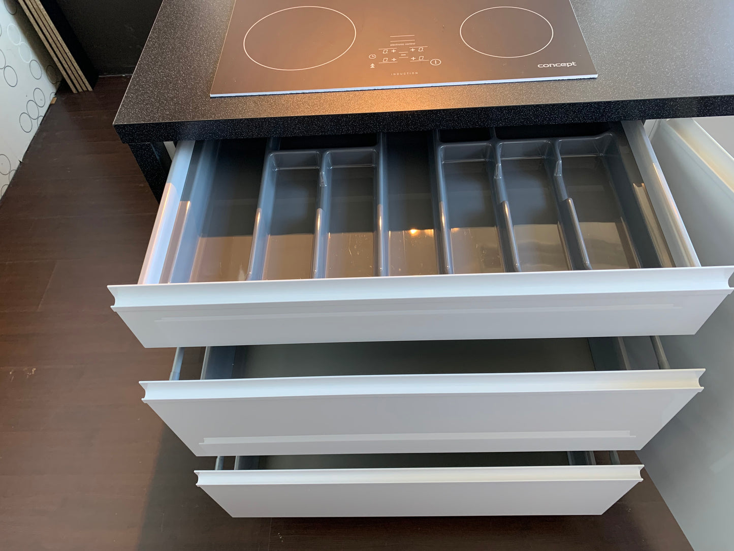 Expo 42 Sole Modern White Kitchen with Cooking Island – Showroom Model (Flat-Pack Assembly Kit)