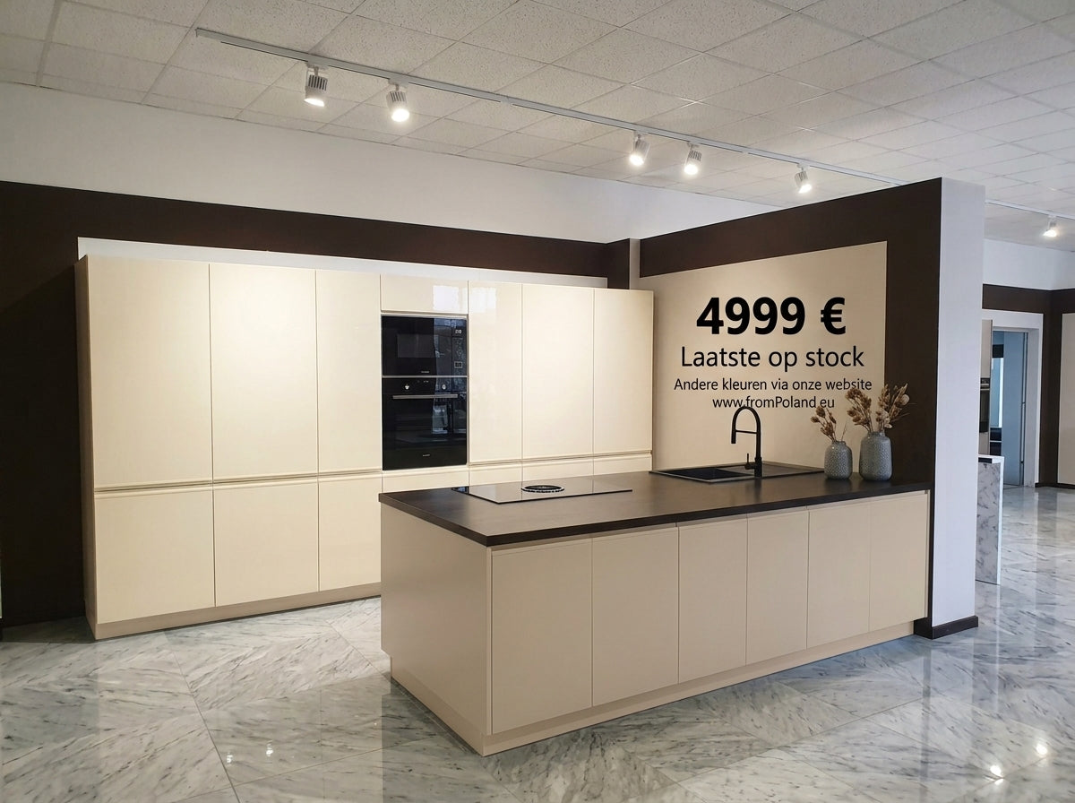 Expo 3 Sole Magnolia Kitchen with Island – Showroom Model in Flat-Pack