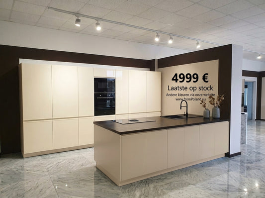 Expo 3 Sole Magnolia Kitchen with Island – Showroom Model in Flat-Pack